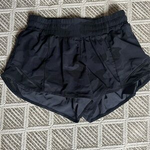 Lululemon hotty hot size 4, 2.5” inseam, black camo